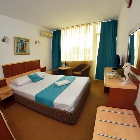 מלון Hotel Ammos Neptun 3*
